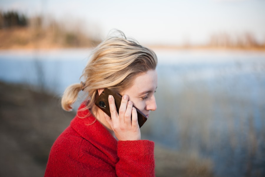 Photo woman talking on phone